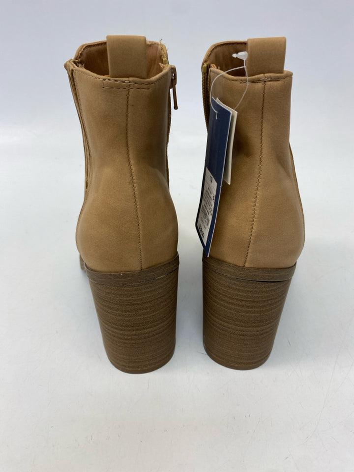 NWT Universal Thread US Shoe Size 10 Brown Boots