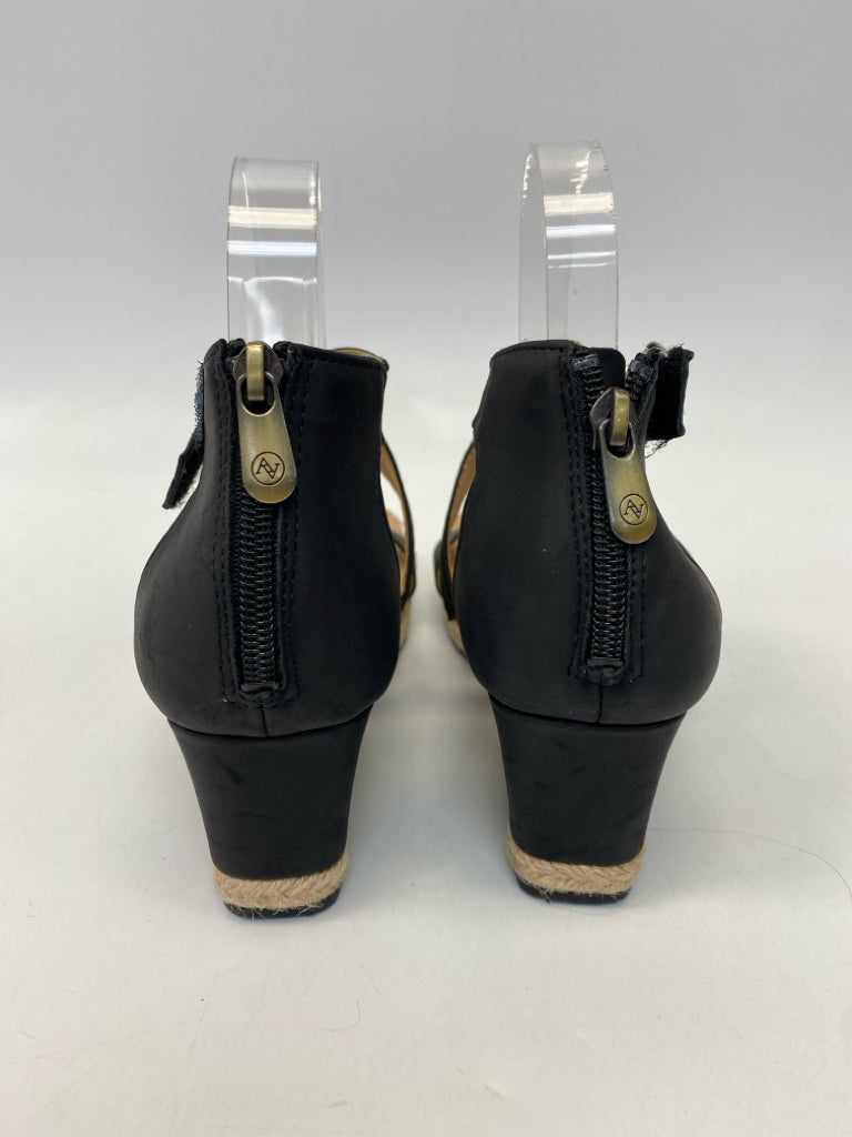 NWOT ADRIENNE VITTADINI  Size 7.5 Black Sandals