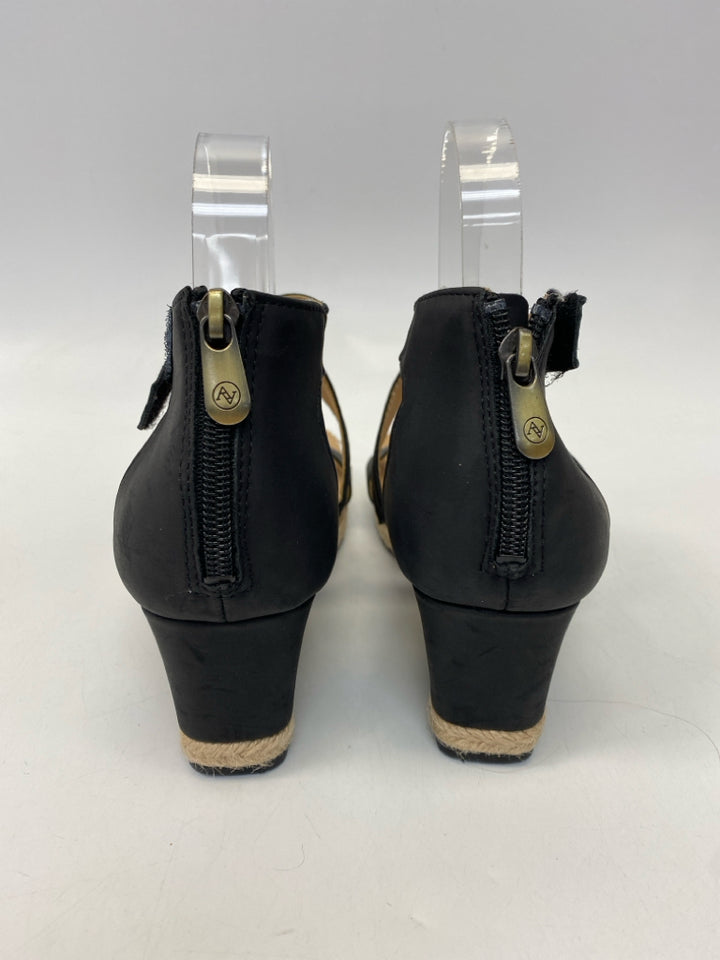 NWOT ADRIENNE VITTADINI  Size 7.5 Black Sandals