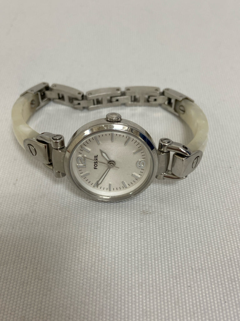 Fossil Silver Color Pearl Color Ladies Wristwatch