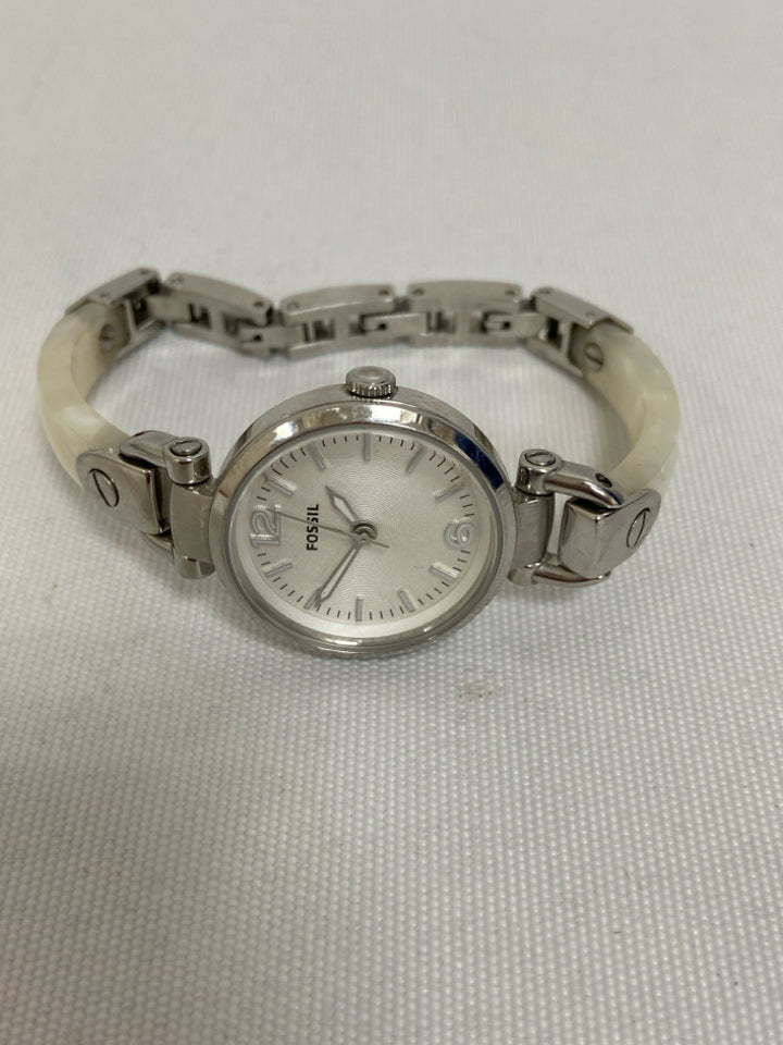 Fossil Silver Color Pearl Color Ladies Wristwatch