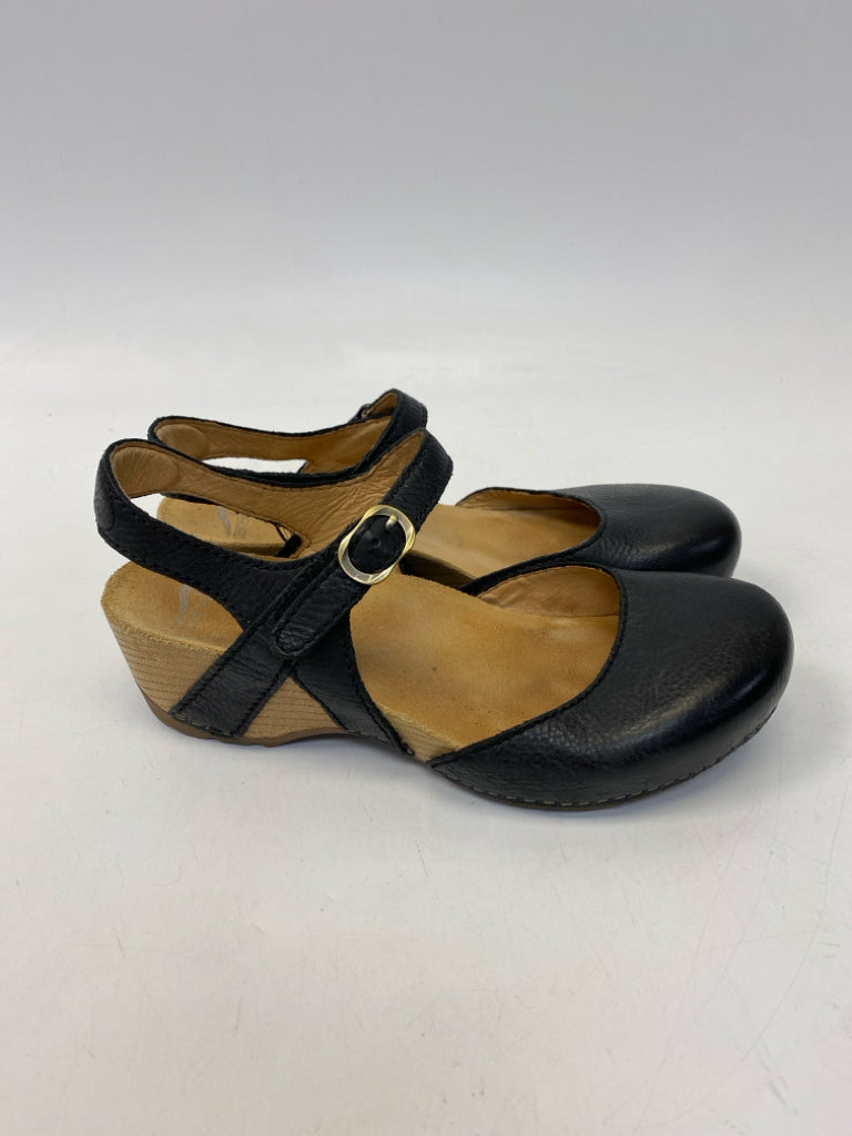 Dansko EU Shoe Size 40 US Shoe Size Black Clogs