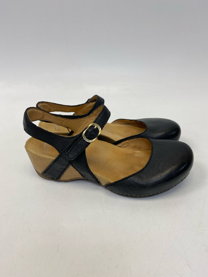 Dansko EU Shoe Size 40 US Shoe Size Black Clogs