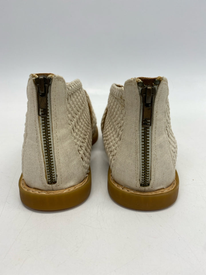 Born  Size 9 Beige Woven Sandals