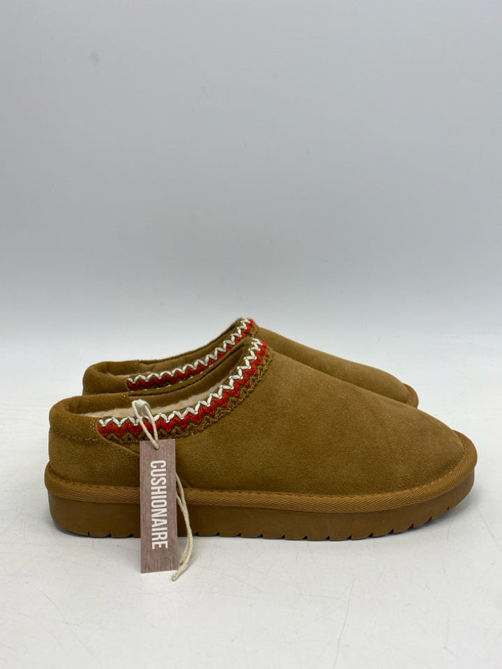 NWT Cushionaire US Shoe Size 10 Camel Slippers