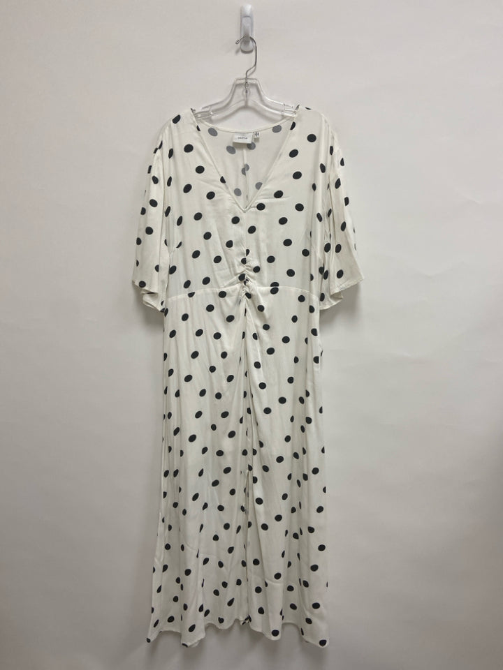 GESTUZ  SIZE  1X White Black Polka Dot Plus Size Dress