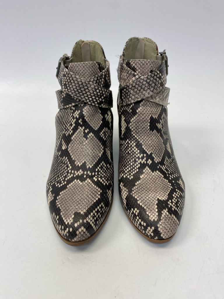 Fergalicious  Size 9.5 Dark Gray Gray Snakeprint Boots