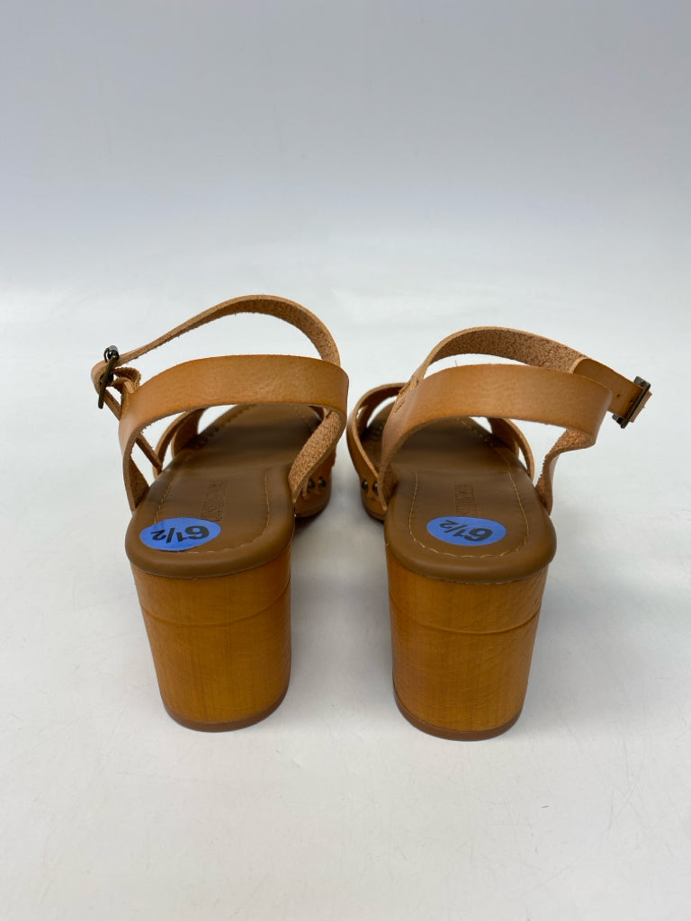NWOT Cushionaire  Size 6.5 Brown Crisscross Sandals