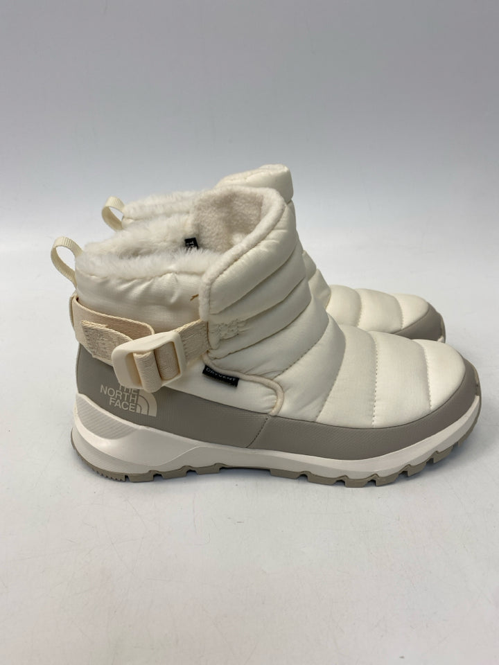 NWOT North Face US Shoe Size 7 Cream Gray Boots
