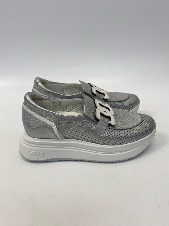 NWOT SOFTWAVES Silver Sneakers