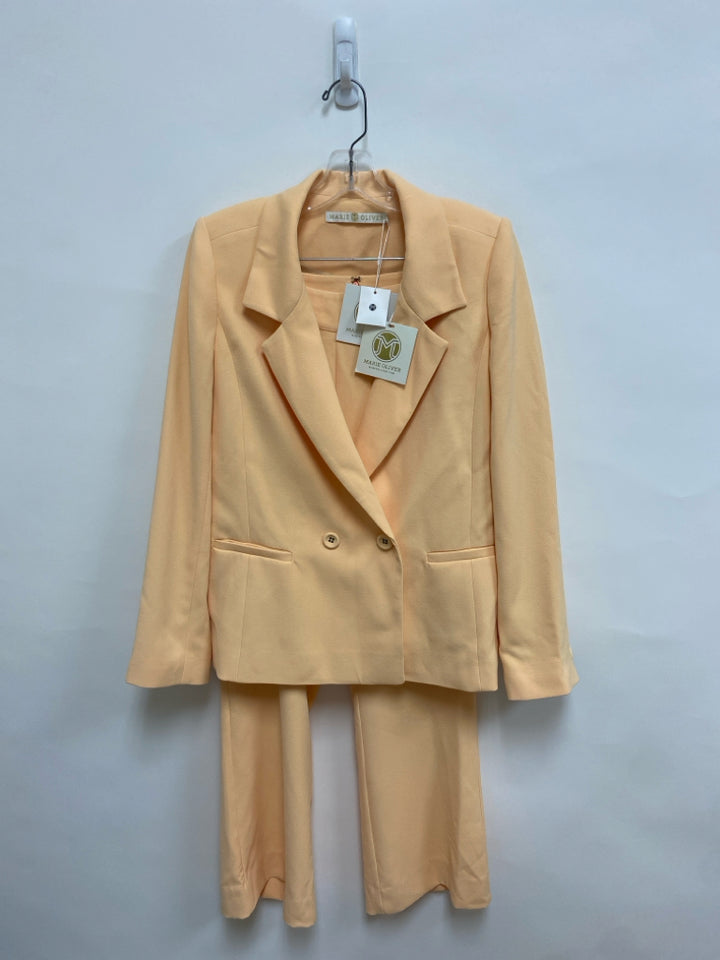 NWT Marie Oliver Size 6 Pale Orange Ladies 2pc Pant Set