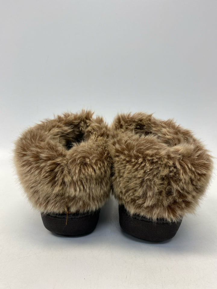 Isotoner US Shoe Size 7.5 Brown Fuzzy Slippers