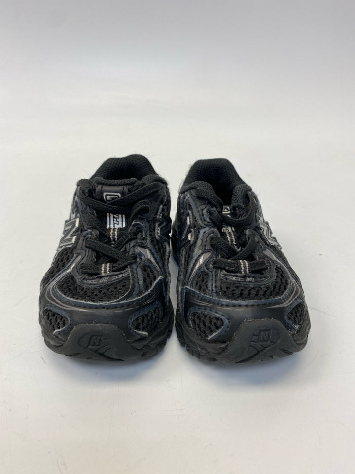 New Balance SIZE 5 Black Fabric Boy&