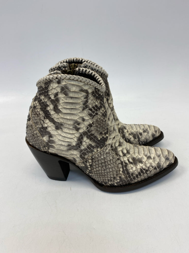 US Shoe Size 8.5 Cream/Brown Snake(s) Boots