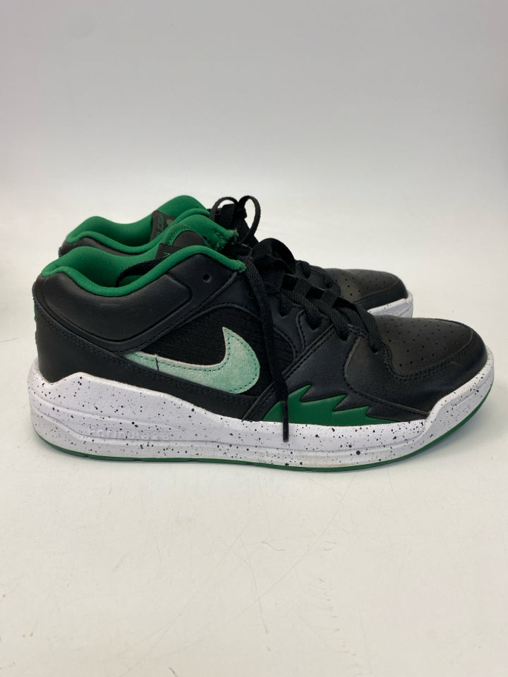 Nike SIZE 6 Black Green Boy&