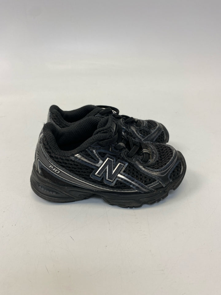 New Balance SIZE 5 Black Fabric Boy&