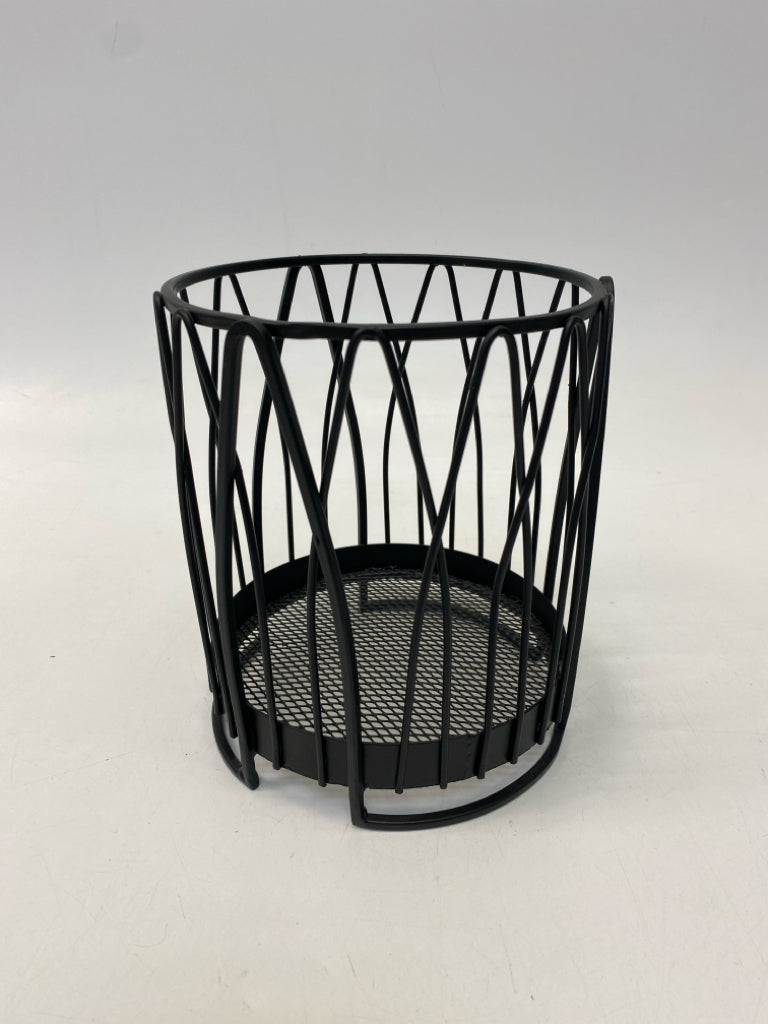 Black Loop Metal Misc. Kitchen