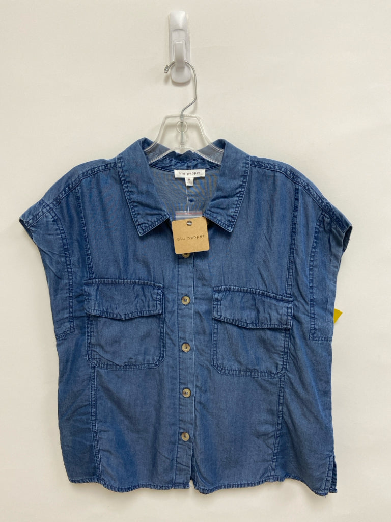 NWT blu pepper Size M Blue Short Sleeve Chambray Ladies Top