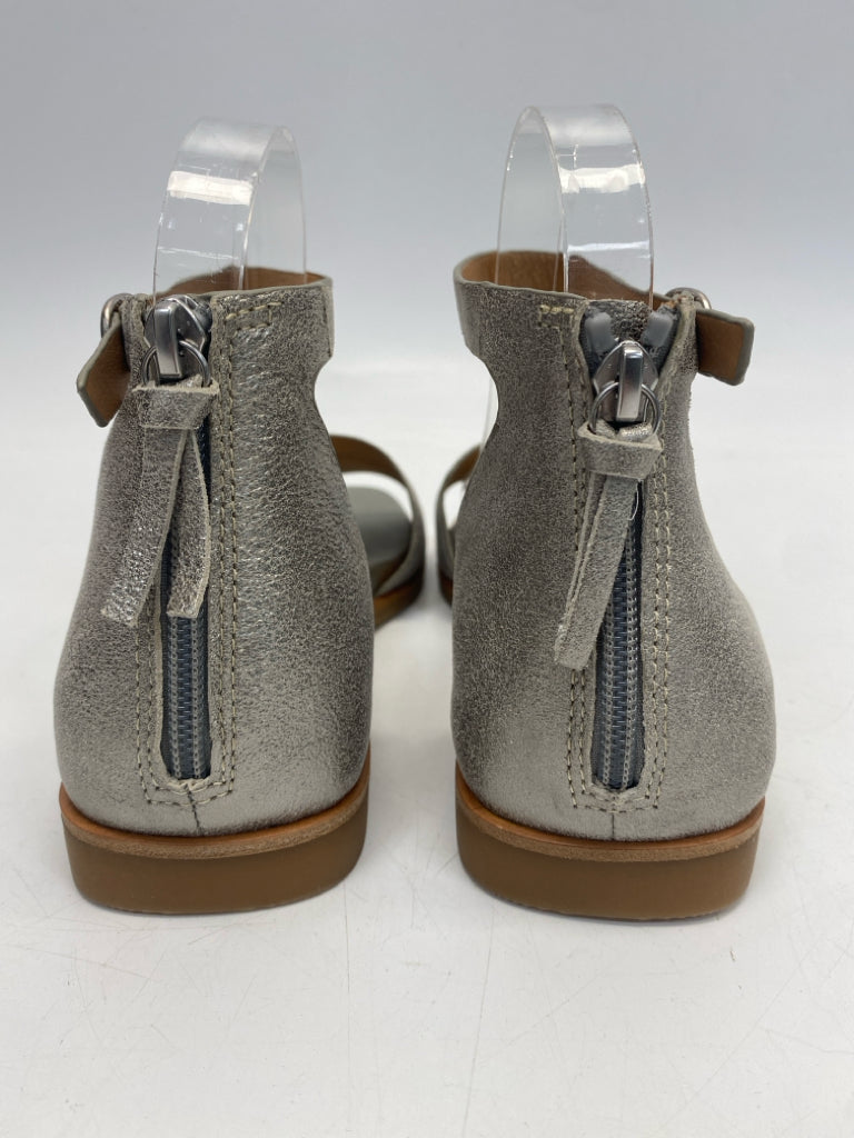 NWOT Sofft  Size 8 Silver Sandals