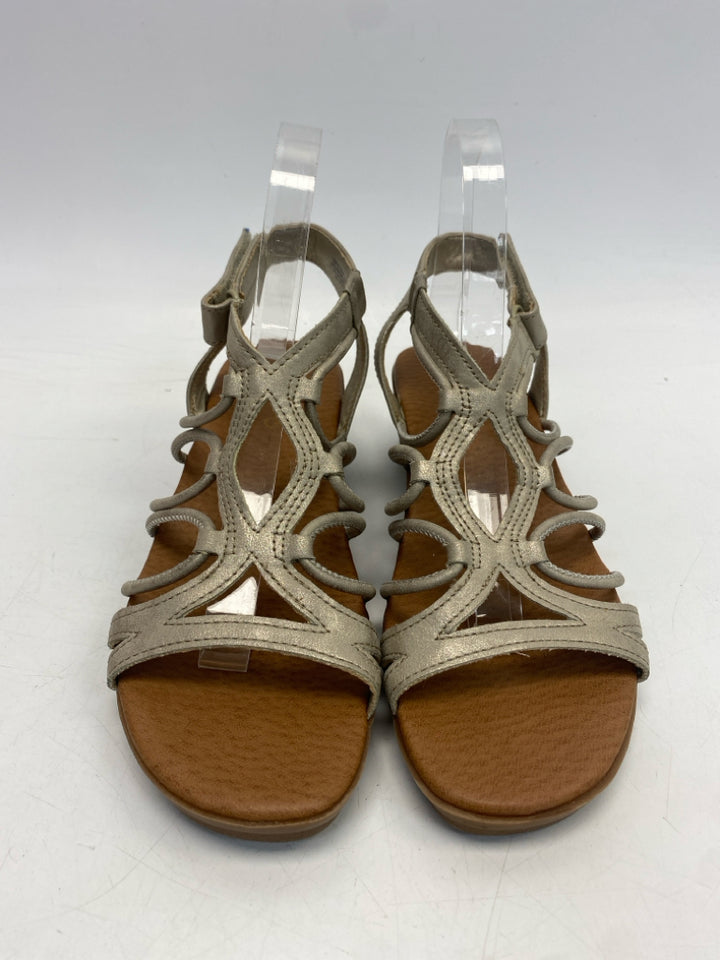Bare Traps  Size 8.5 Champagne Loop Sandals