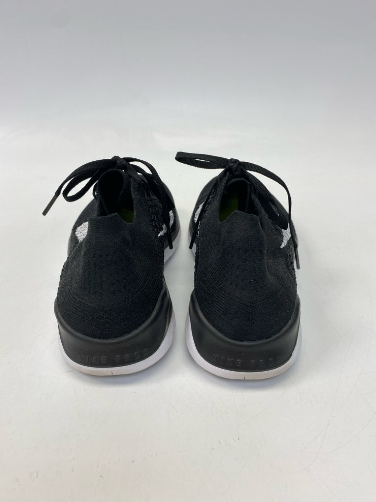 Nike  Size 9 Black Lace-up Fabric Sneakers