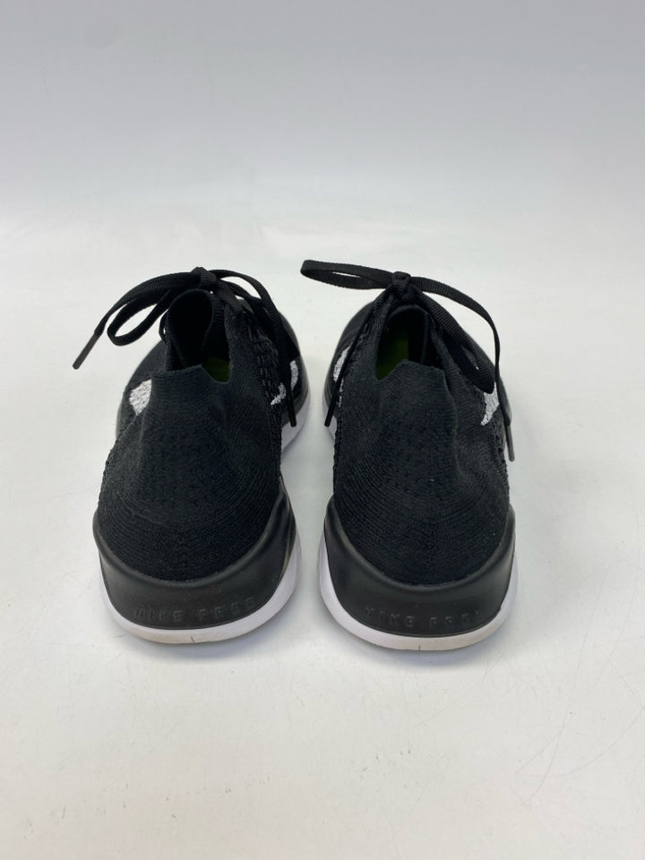 Nike  Size 9 Black Lace-up Fabric Sneakers