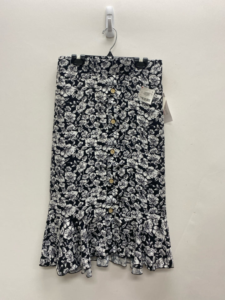 NWT RETRO-ology Size S Black White Flowers Ladies Skirt