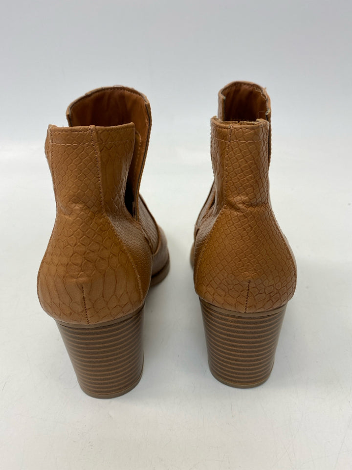 Size 8 Brown Embossed Boots