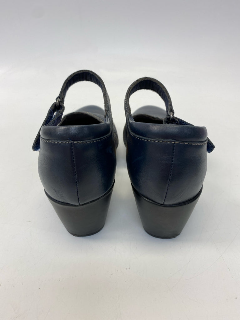Clarks  Size 7.5 Navy Sandals