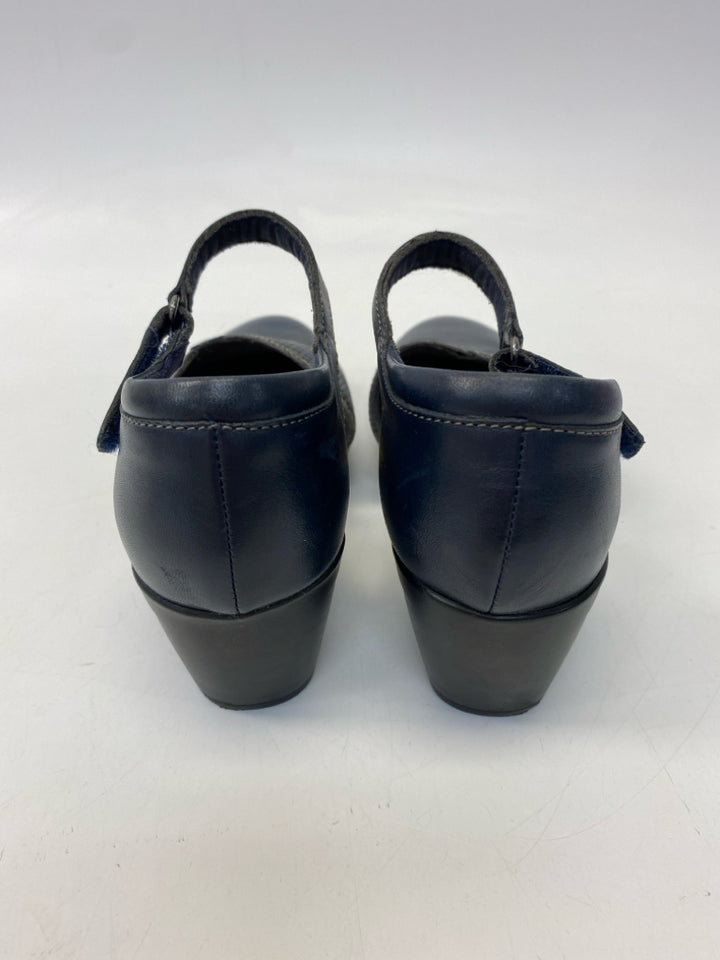 Clarks  Size 7.5 Navy Sandals