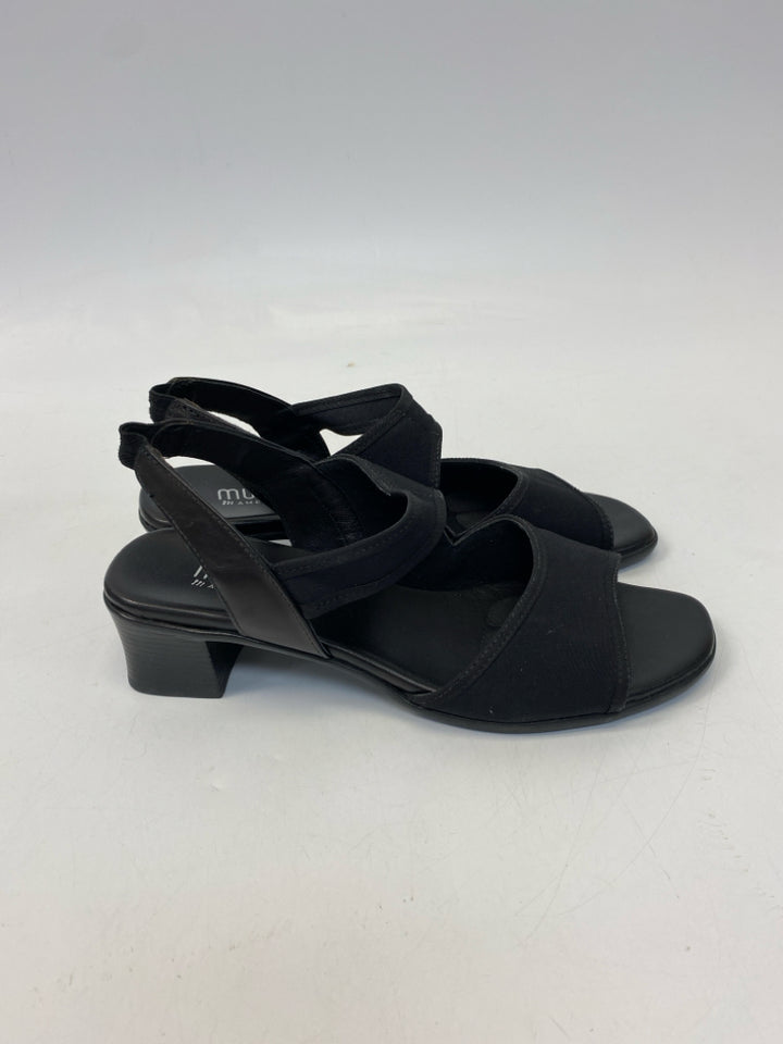 Munro  Size 8 Black Sandals