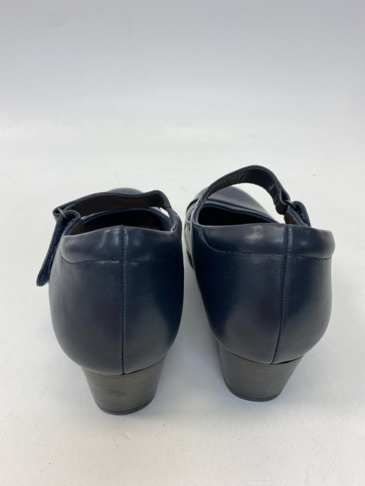 Dream Pairs  Size 6.5 Dark Navy Heels