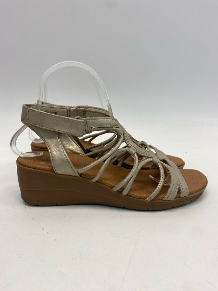 Bare Traps  Size 8.5 Champagne Loop Sandals