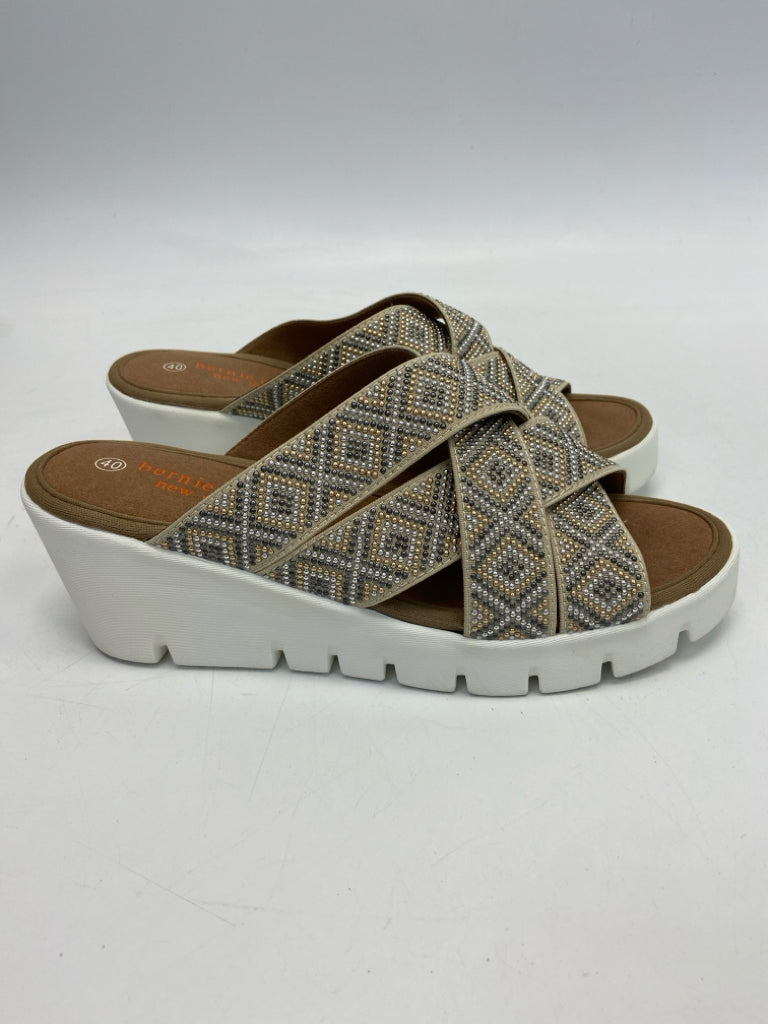 Bernie Mev  Size 40 Tan Gold/Silver Studded Sandals