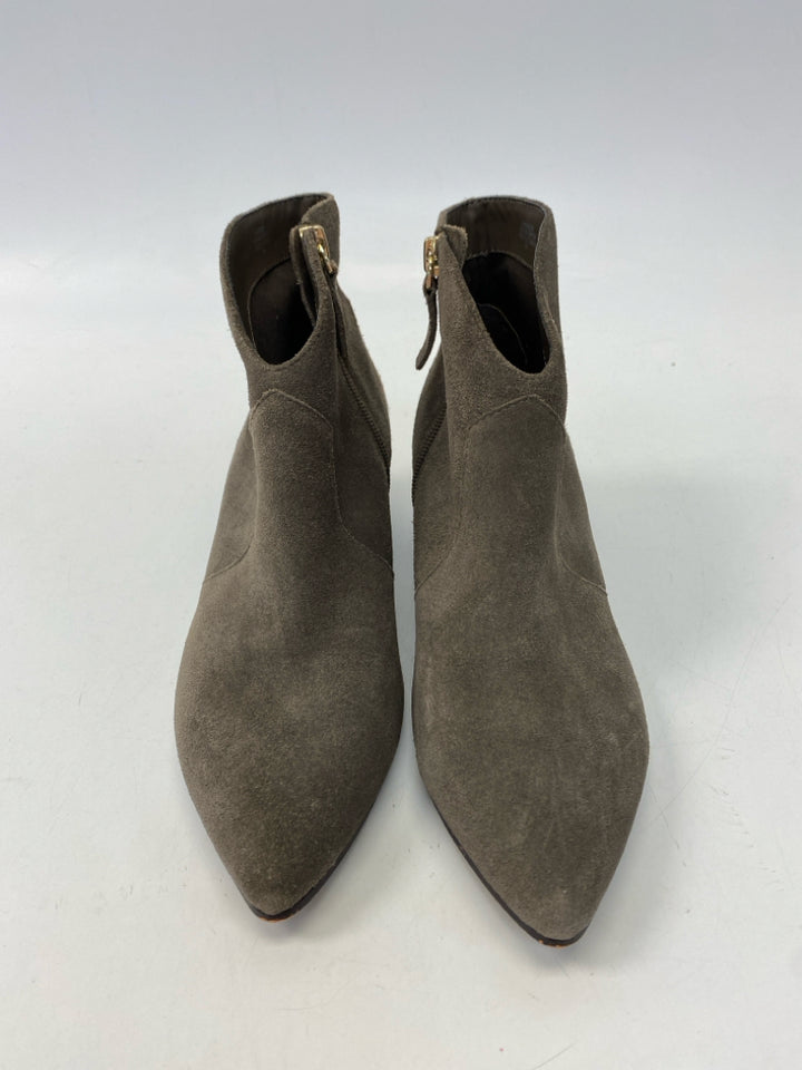 Tahari  Size 8 Taupe Side Zipper Boots