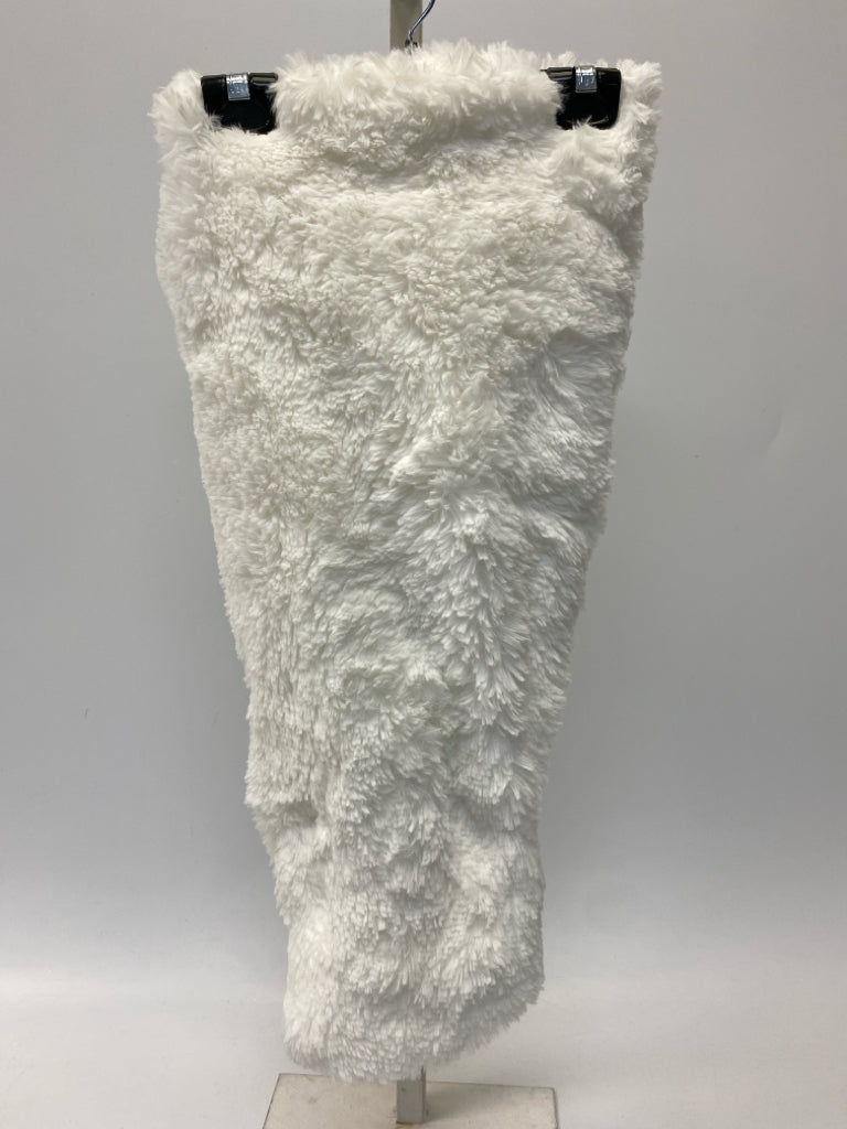NWOT White Faux Fur Christmas