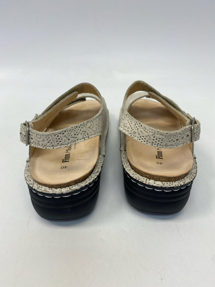 Finn Comfort Mellow Size 40 Cream Gold Print Sandals