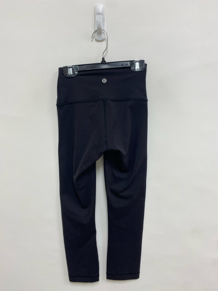 Lululemon Size 2 Black Cropped Athletic Capri