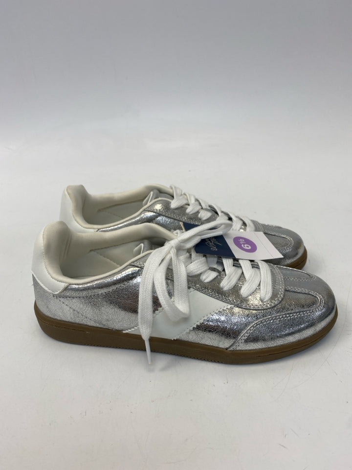NWT Universal Thread  Size 6.5 Silver Lace-up Sneakers