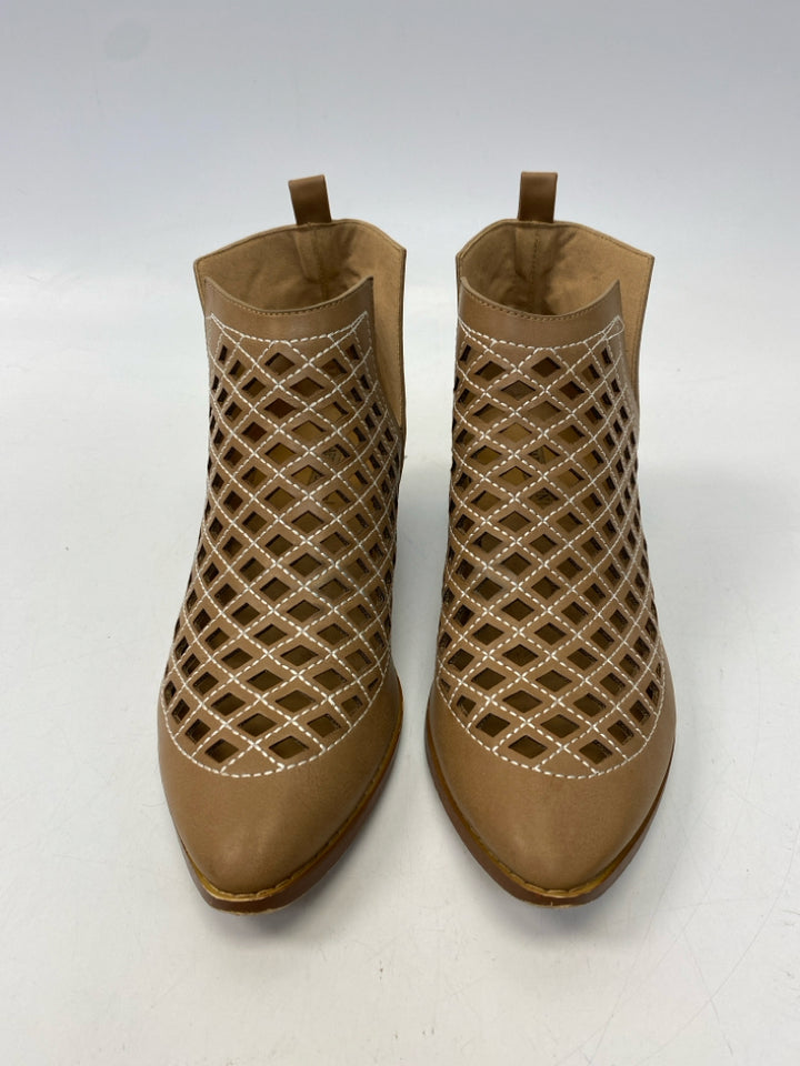 Size 8.5 Caramel Wht/Blk Cutout Boots