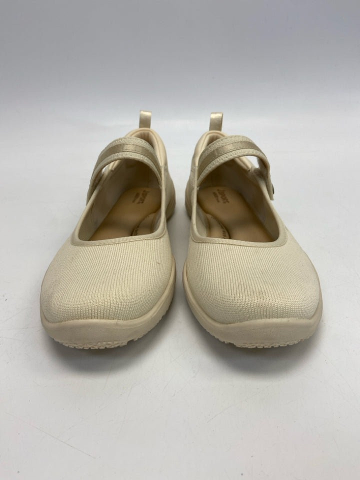NWT  Size 8 Cream Sneakers