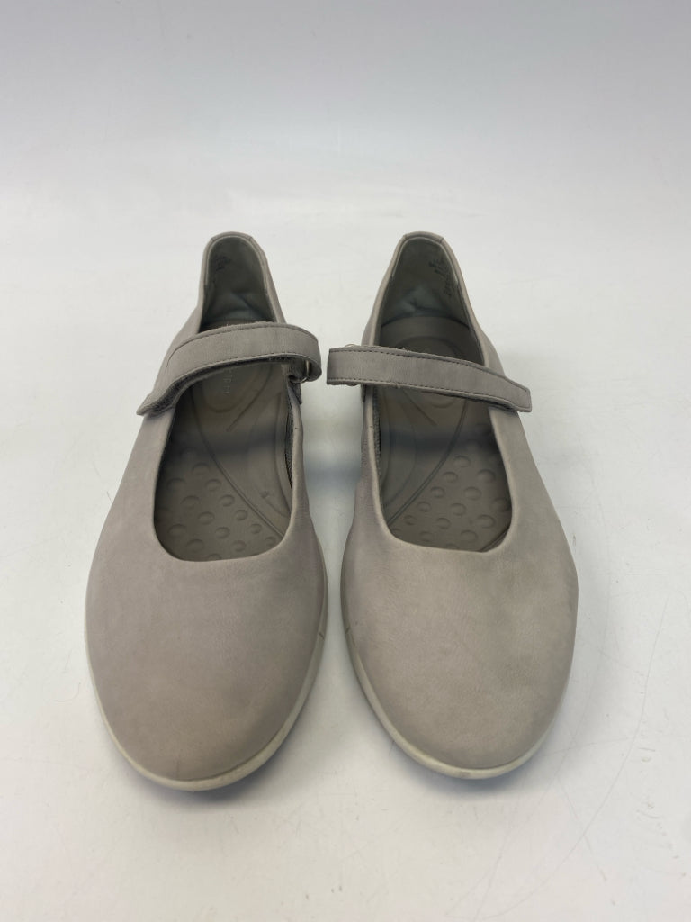 Easy Spirit  Size 9 Gray Flats