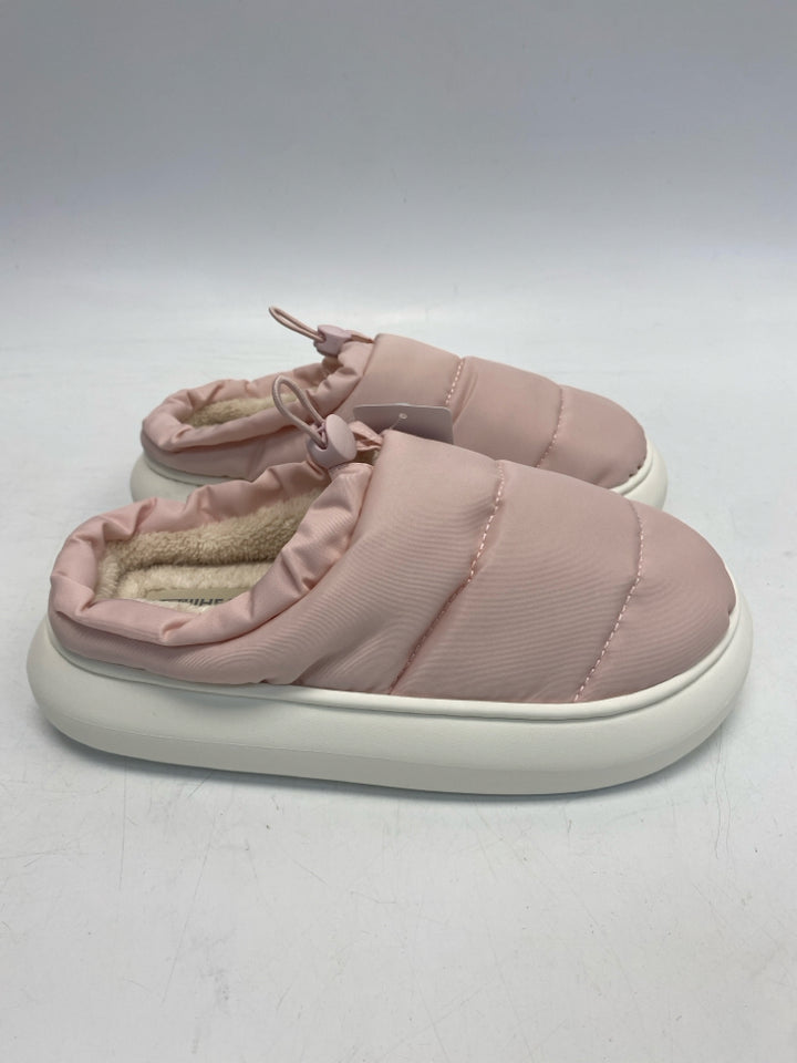 NWT 32 Degrees US Shoe Size M Pink Puffer Slippers