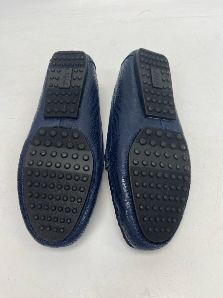 NWOT Life Stride US Size 8.5 Navy Embossed Flats