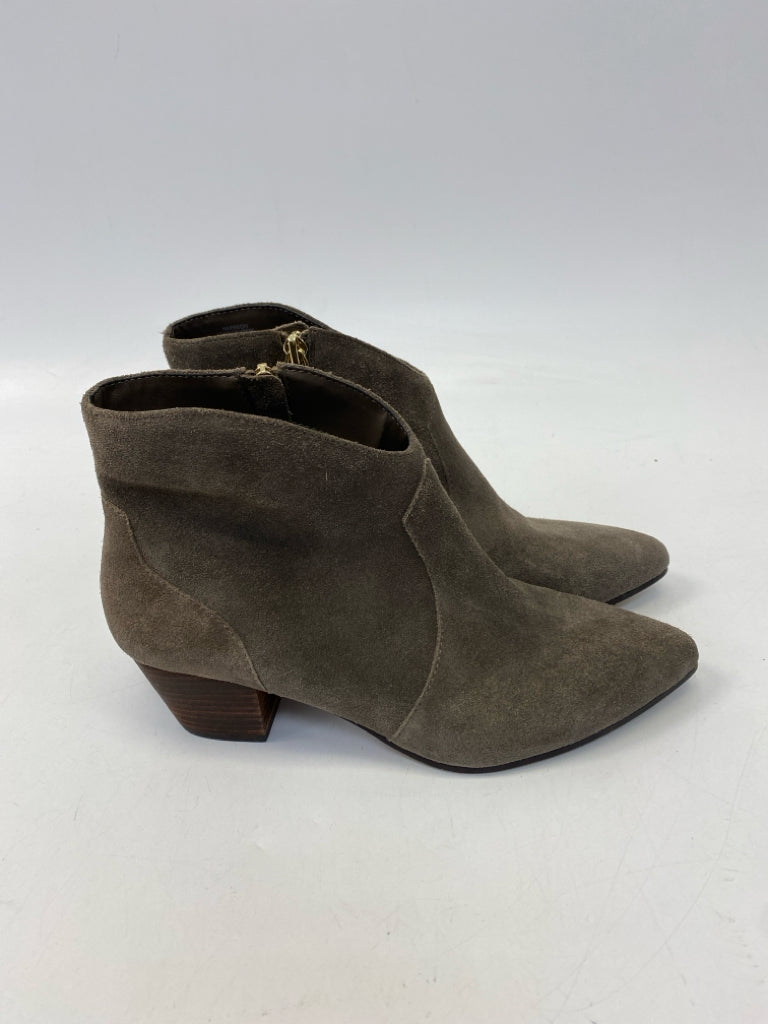 Tahari  Size 8 Taupe Side Zipper Boots