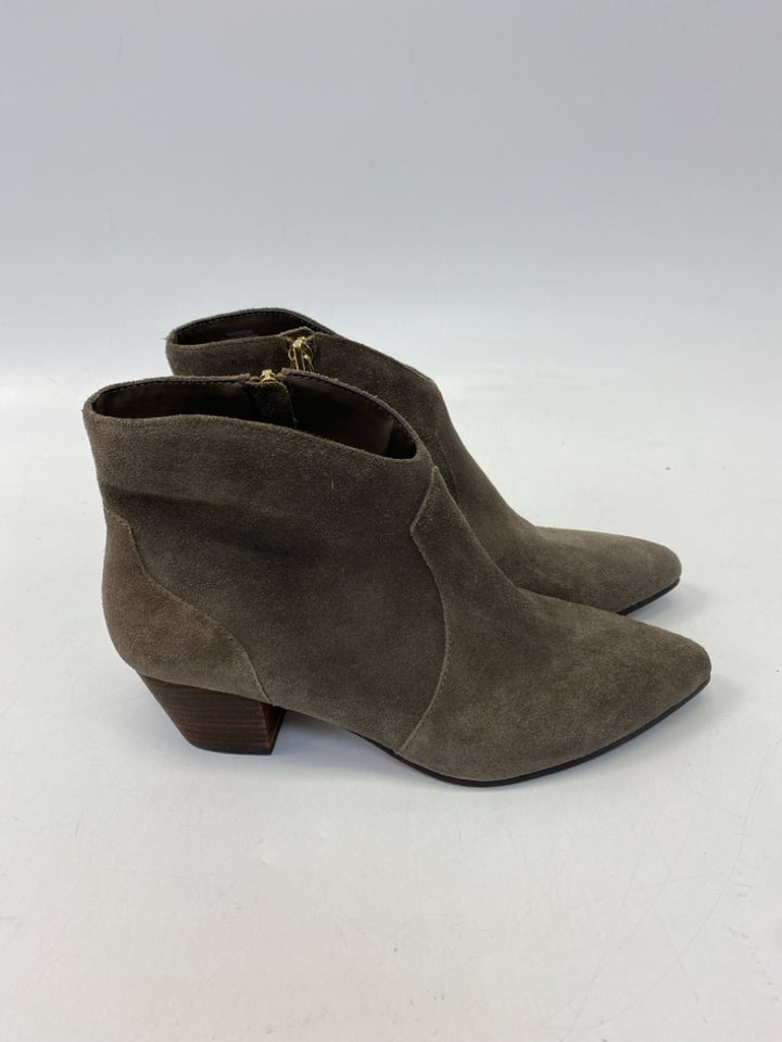 Tahari  Size 8 Taupe Side Zipper Boots