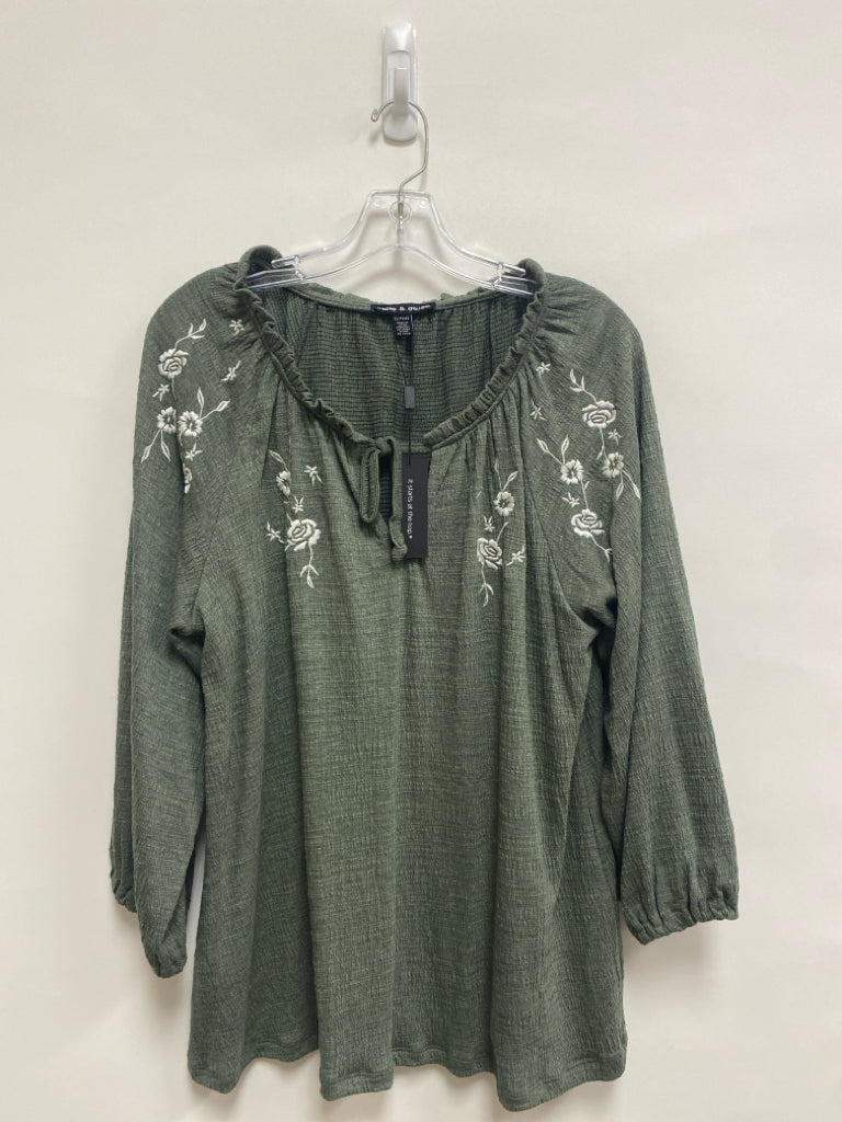 NWT Cable&amp;Gauge Size XL Dusty Green White Flowers Embroidered Ladies Top