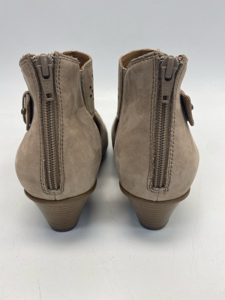 Earth  Size 11D Brown Perforated Sandals  **WIDE**