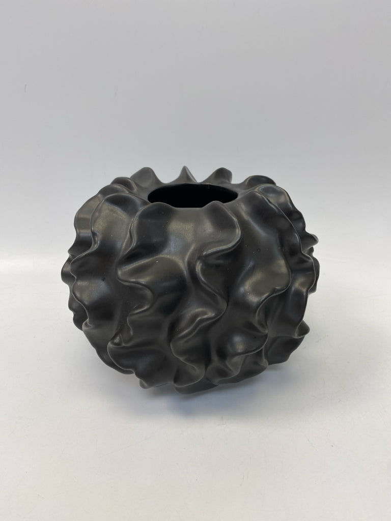 Black Ruffles Vase