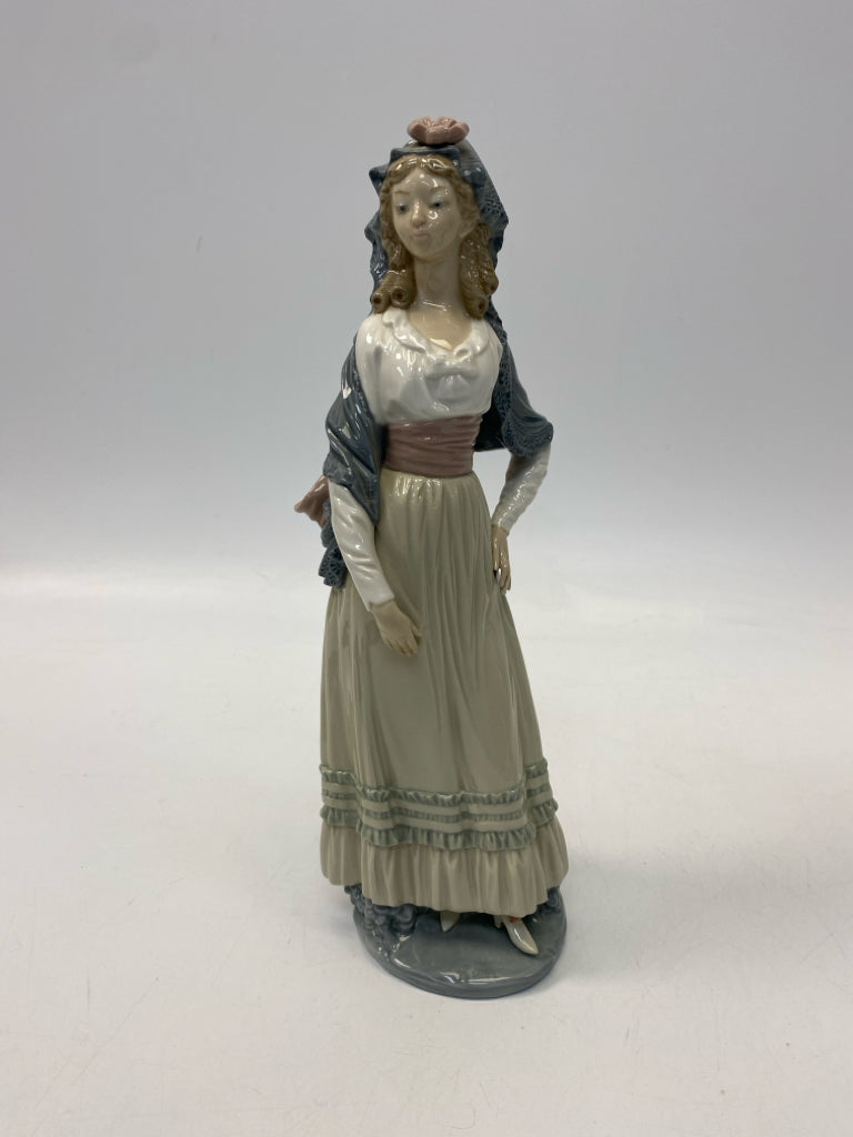 Lladro Tan/White Gray/Pink Figurine